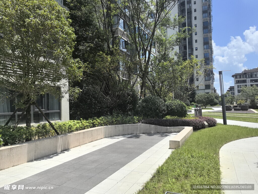 现代小区优美景观步道