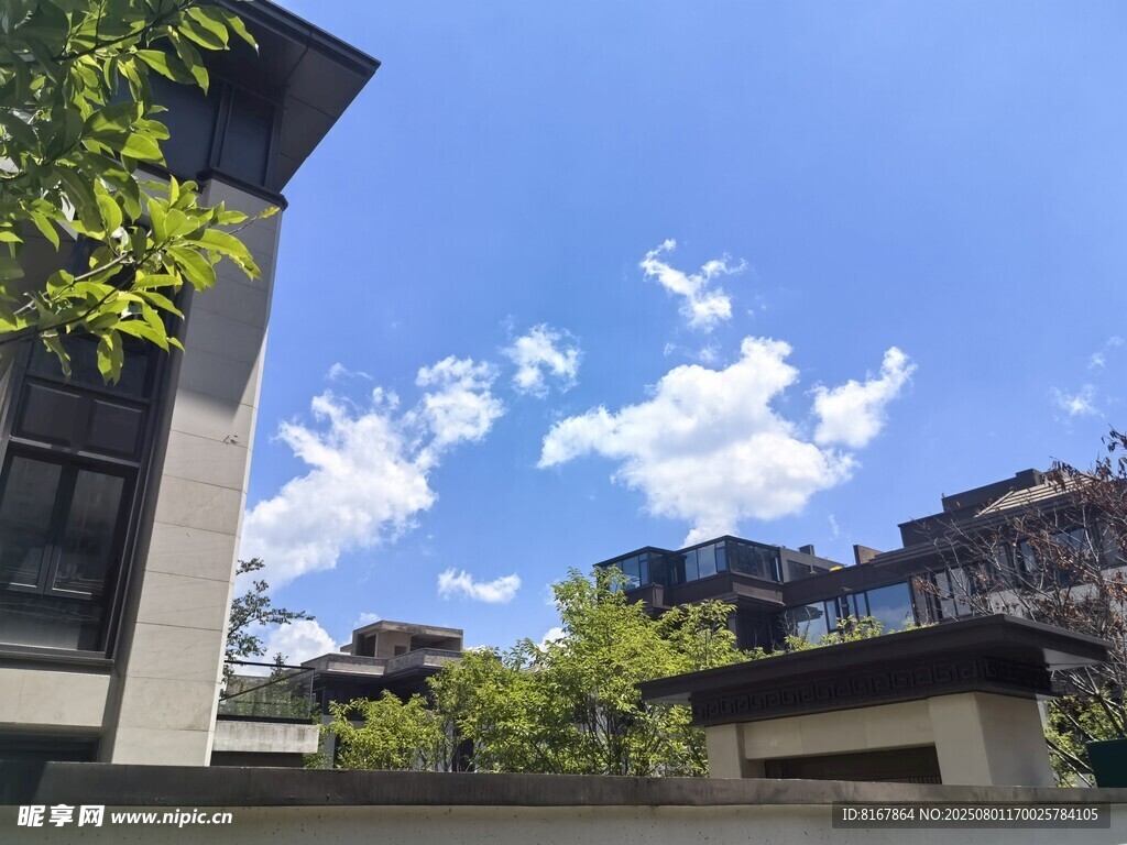 城市中蓝天白云下的建筑