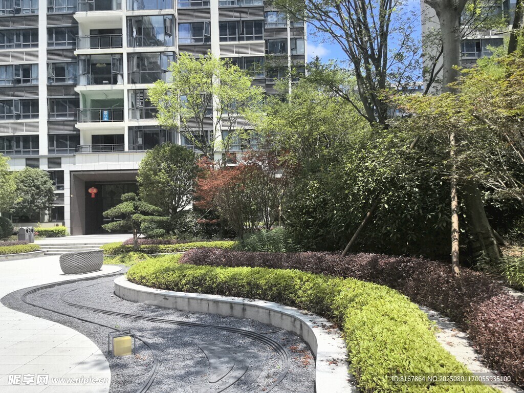 小区内的绿化景观道路