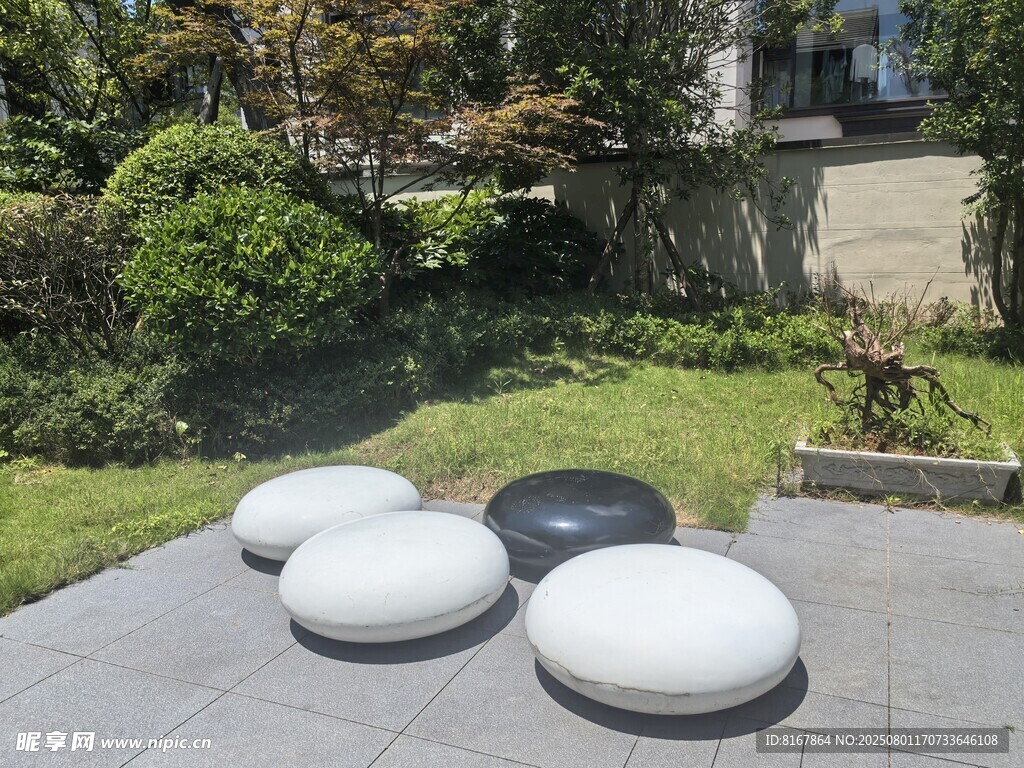 户外圆形石凳装点庭院