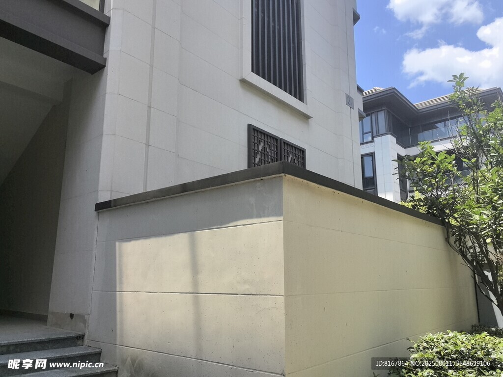 现代住宅外墙及周边景致