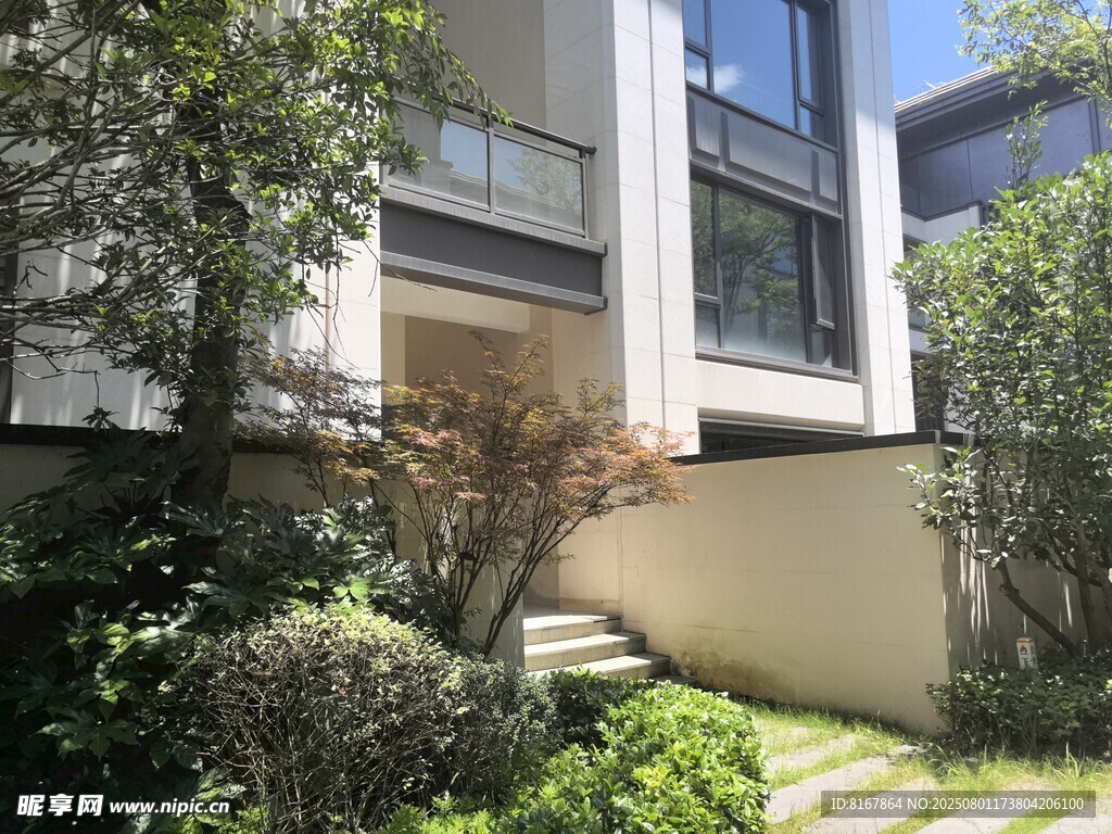 现代住宅周边绿植景观