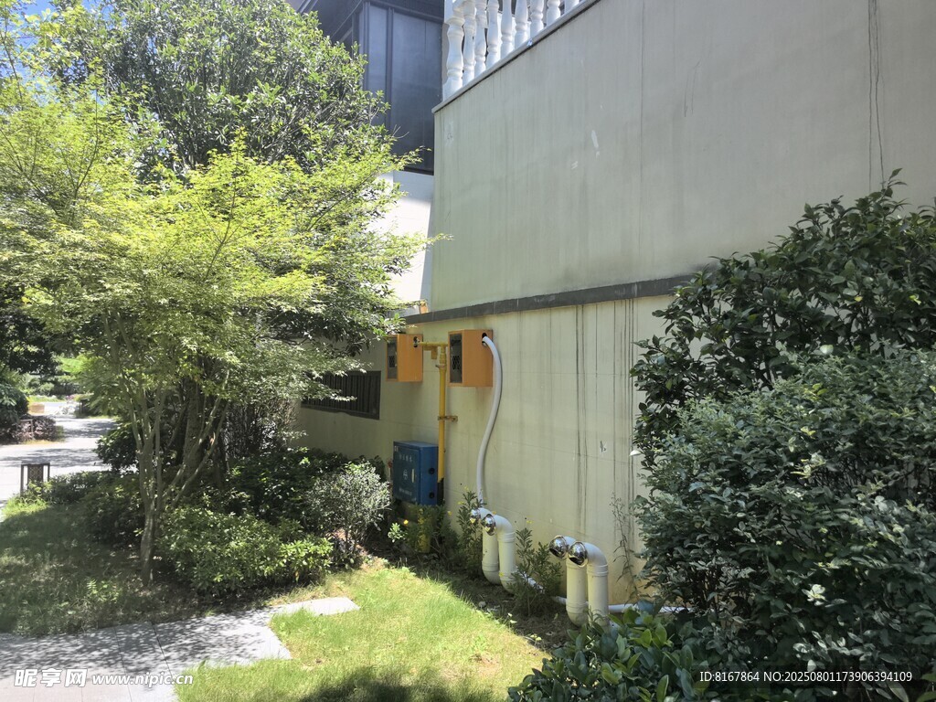 户外绿植环绕的建筑一角