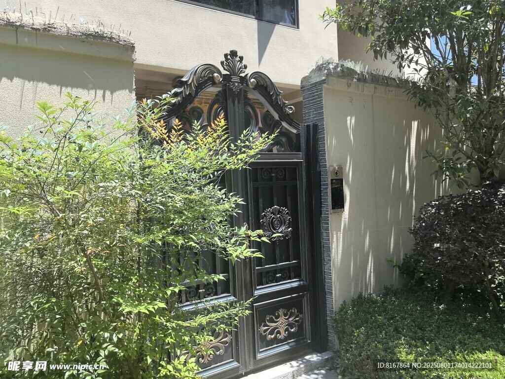 铁艺大门与绿植景观