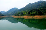 青山绿水间的宁静湖面