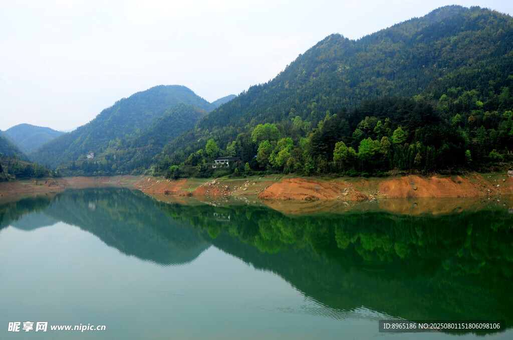 青山绿水间的宁静湖面