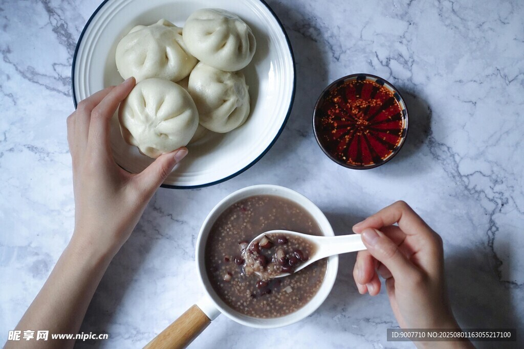 双手端美食享早餐时刻