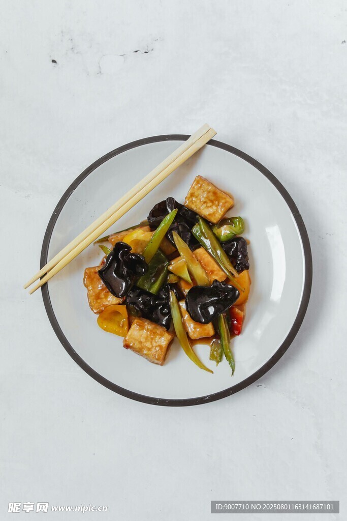 美味豆腐菜肴配中式筷子