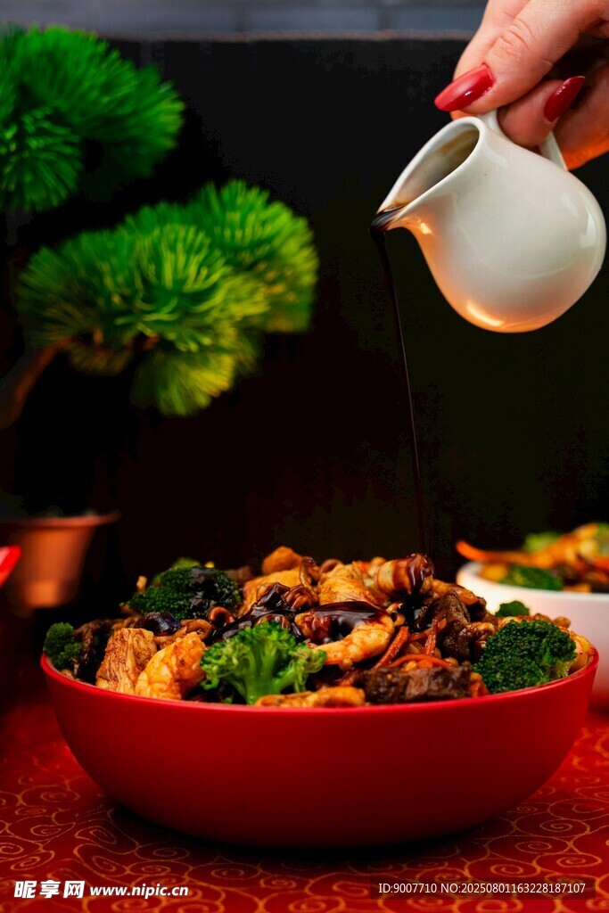 美味菜肴正在精心浇汁