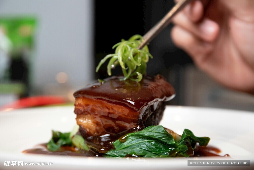 筷子夹起美味东坡肉