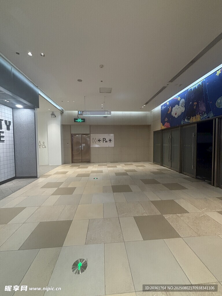 空旷冷清的商场内部场景