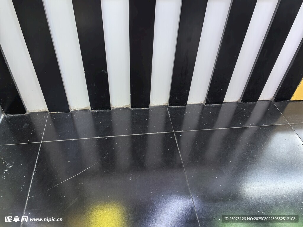 黑白条纹墙面与光滑地面