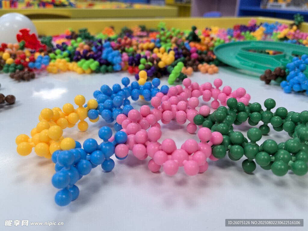 多彩球形积木玩具展示