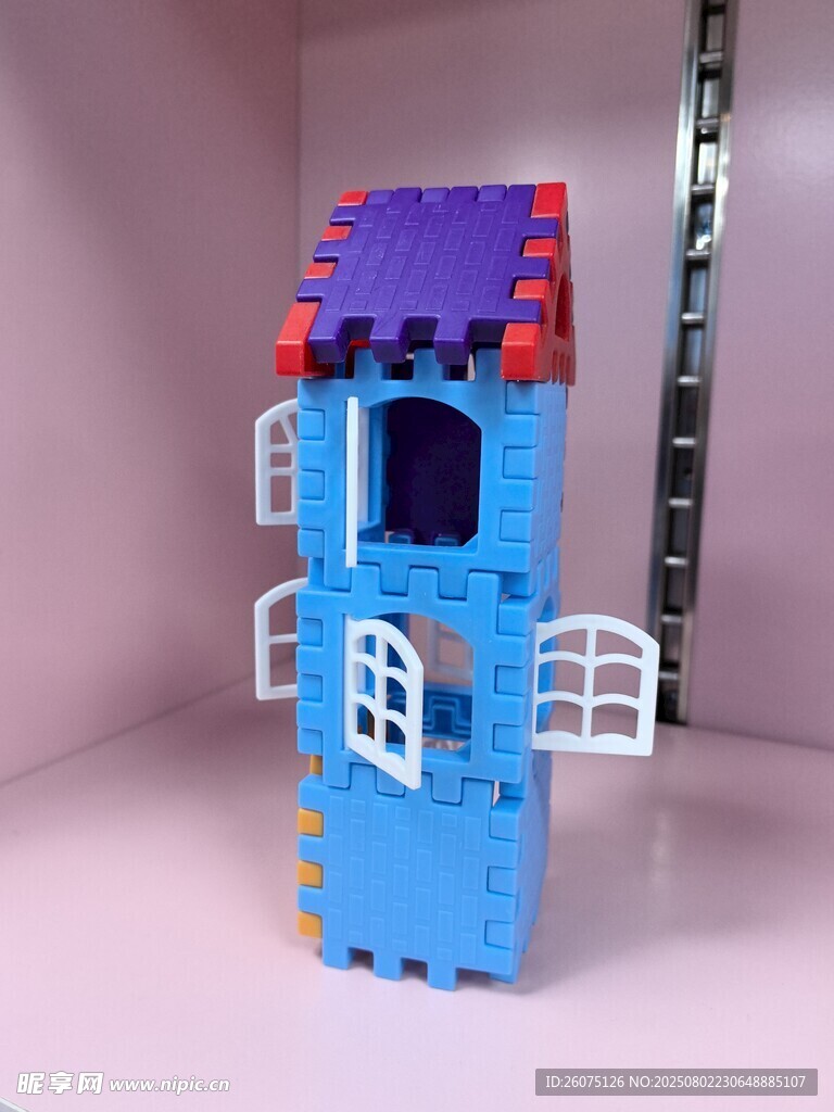 蓝色积木搭建的小塔楼