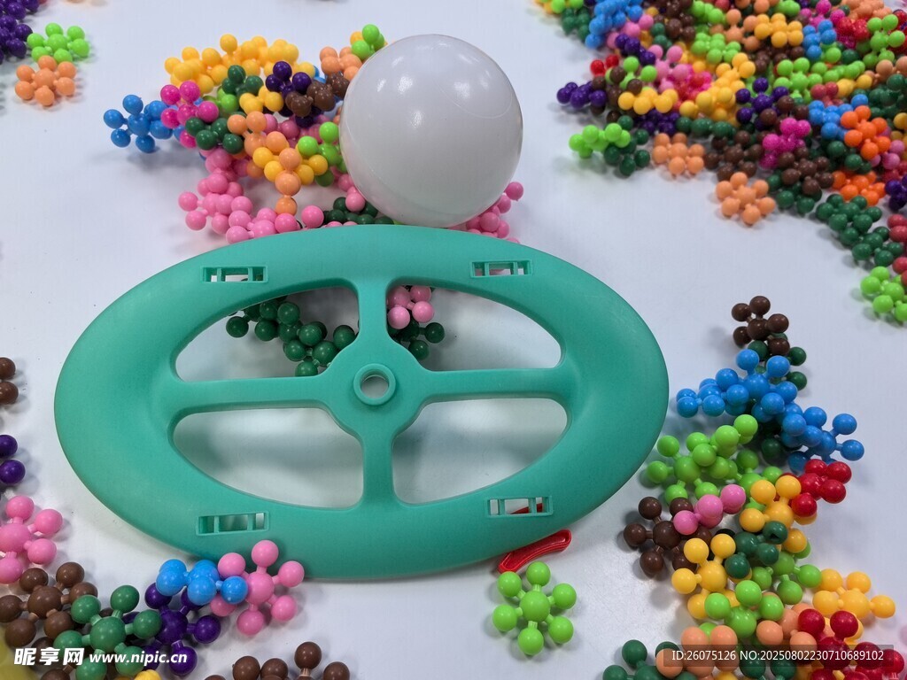 多彩玩具零件与绿色部件