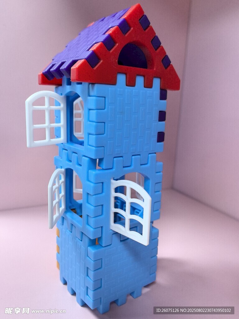 蓝色积木搭建的小房子