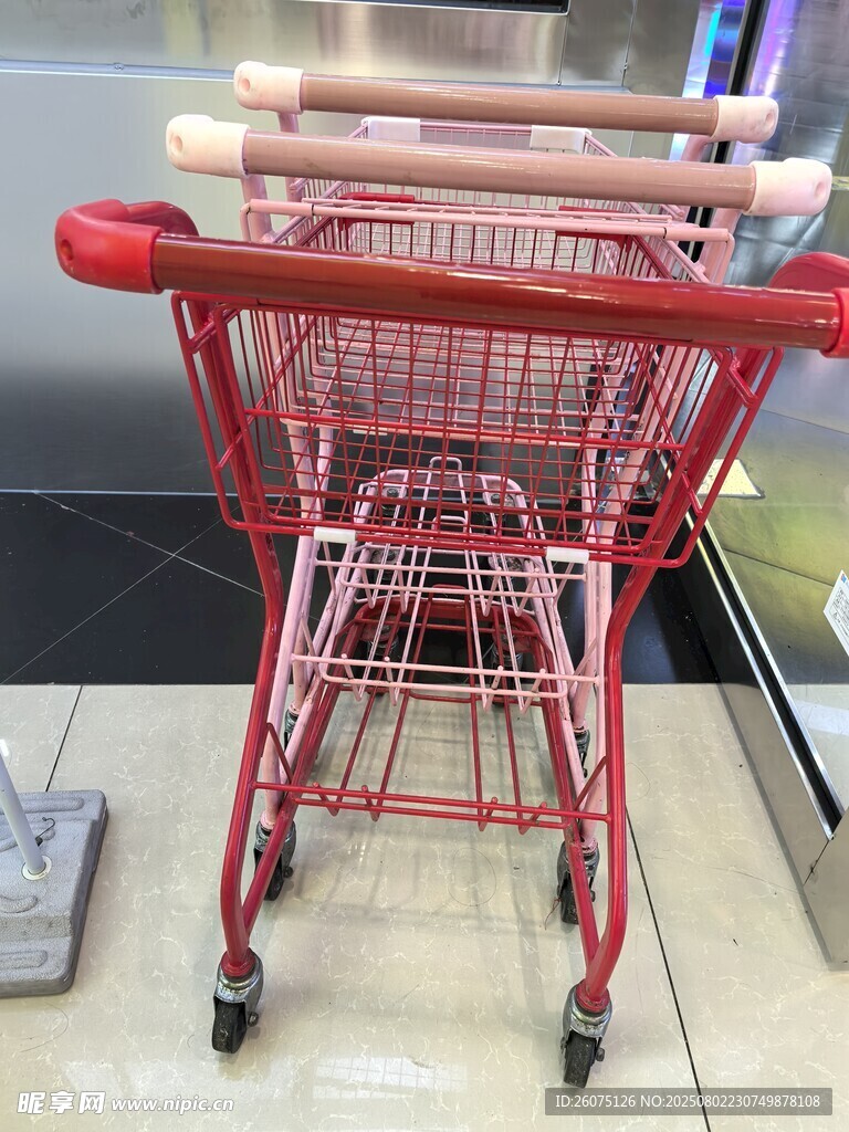 超市中的红色购物手推车