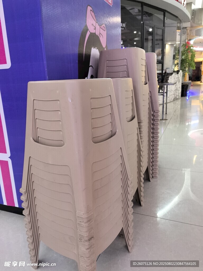 店内整齐摆放堆叠的米色塑料凳