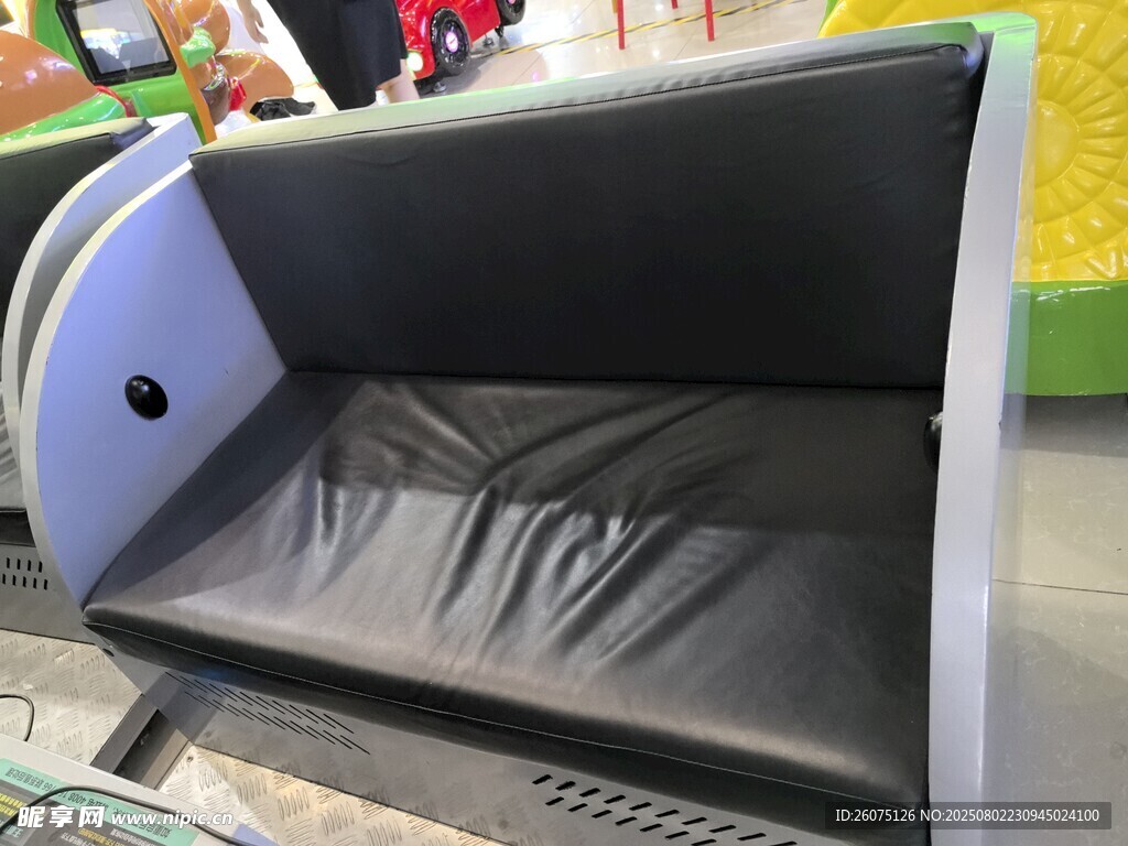 弧形黑色沙发展示