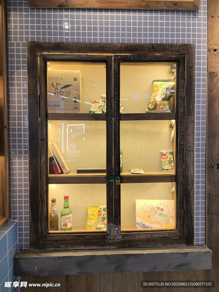 温馨橱窗展示美味小食氛围