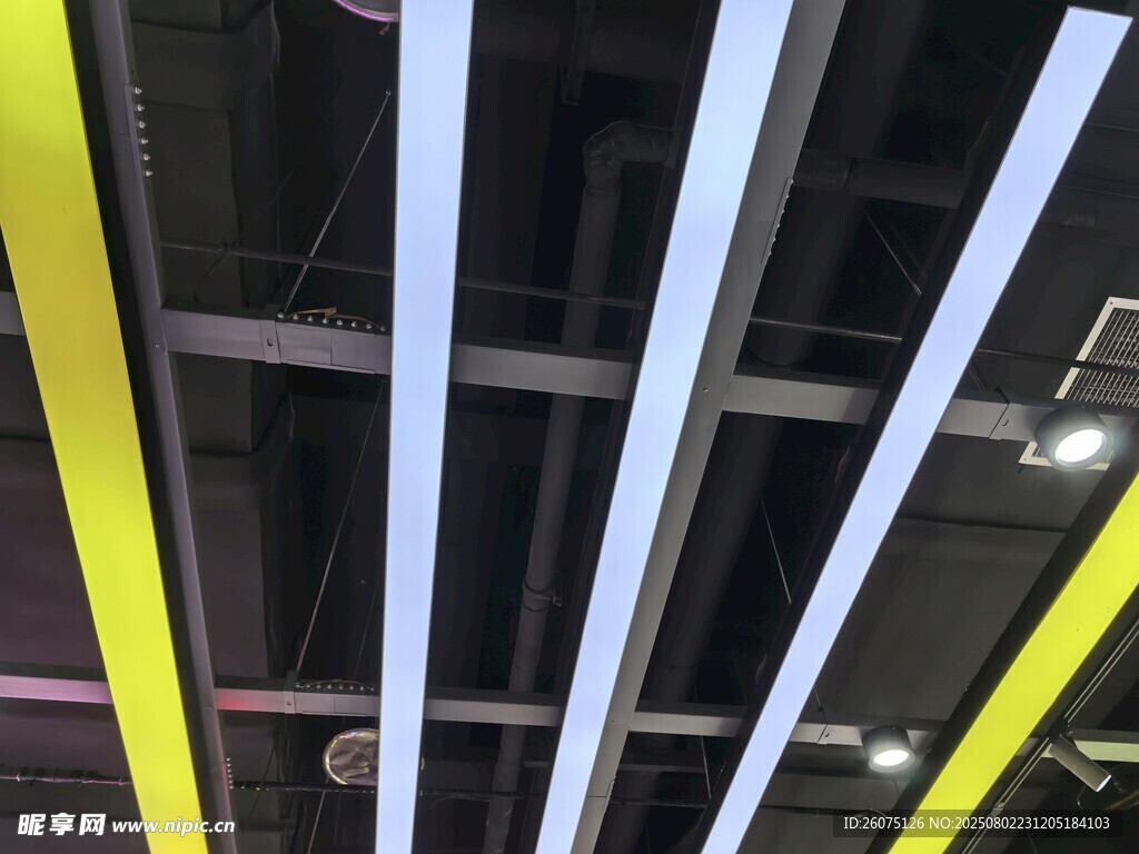 室内天花板条形灯光装饰效果