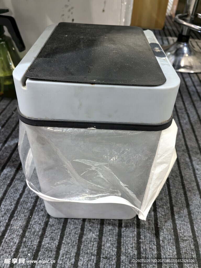 被塑料袋包裹的灰色垃圾桶