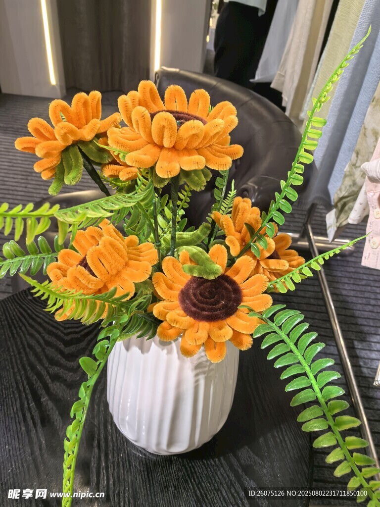 白色花瓶中的灿烂手工向日葵