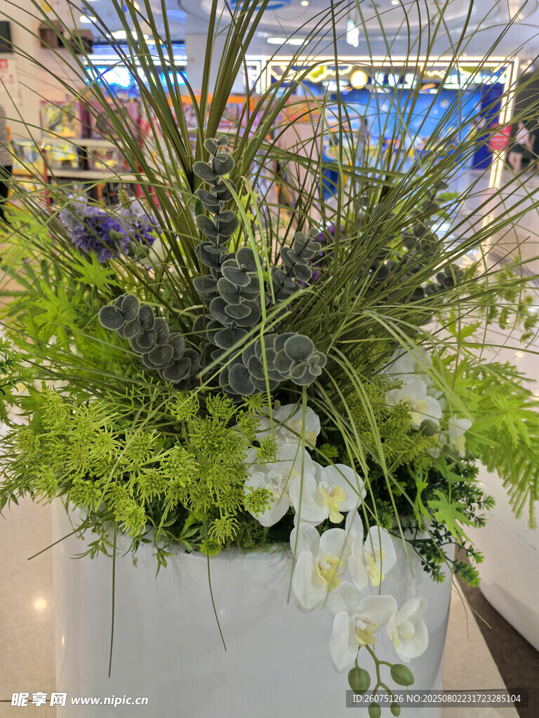 商场内精致的仿真花卉装饰