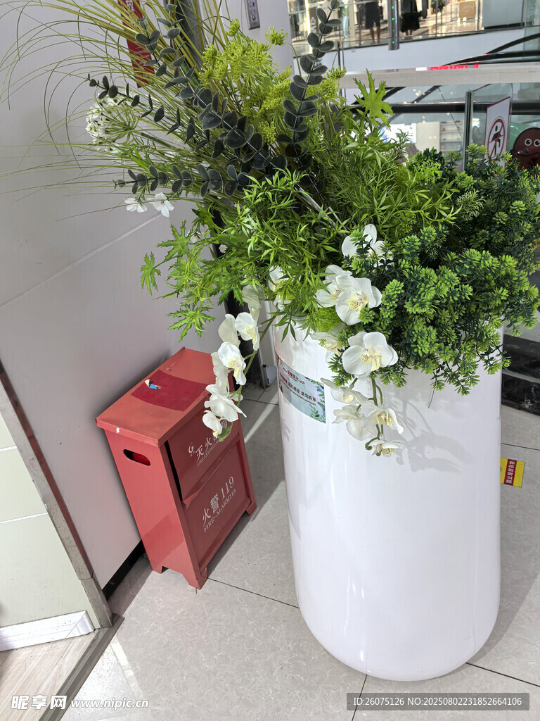 白色花器中的清新仿真绿植