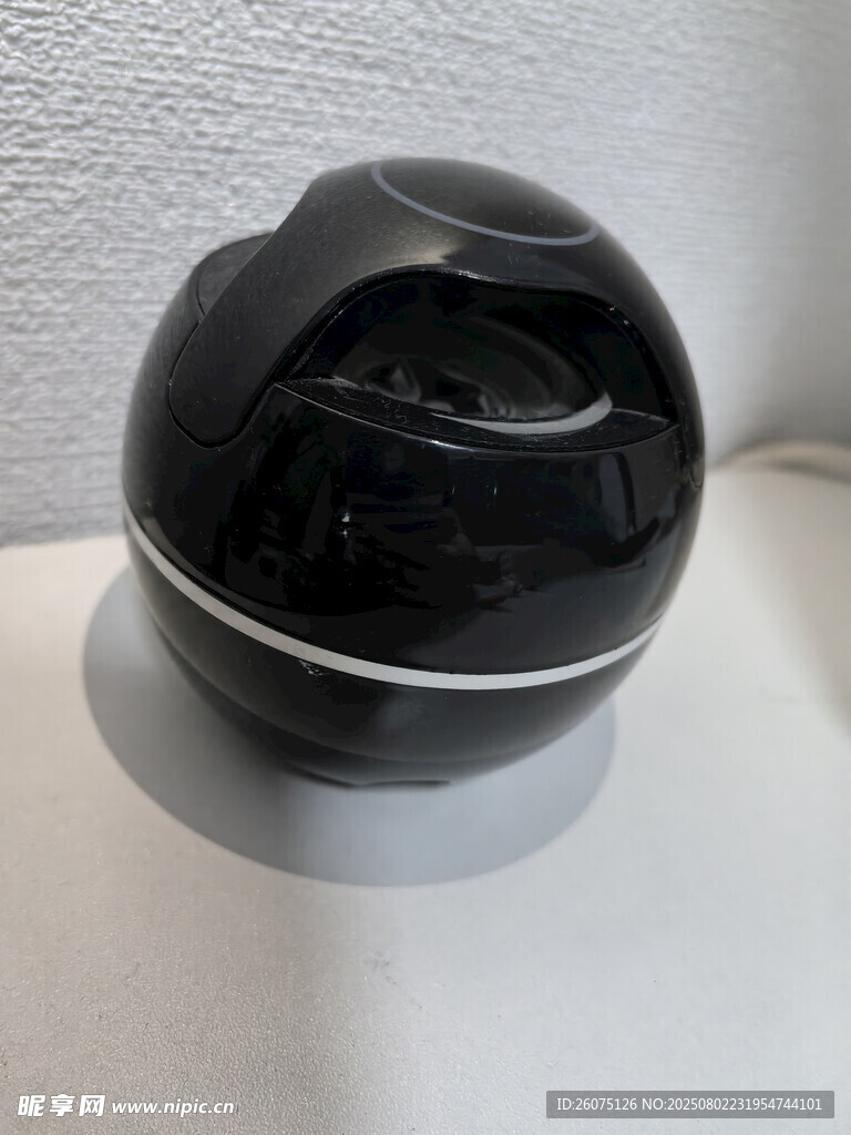 黑色球形音响展示