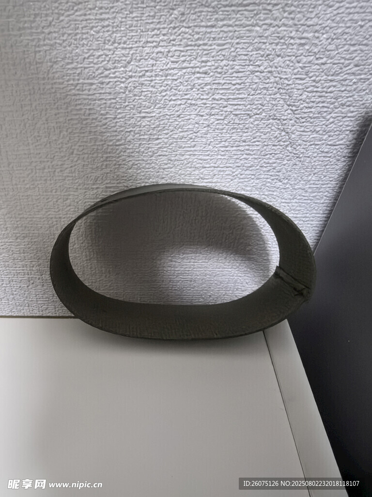 防烫杯套置于白色桌面上