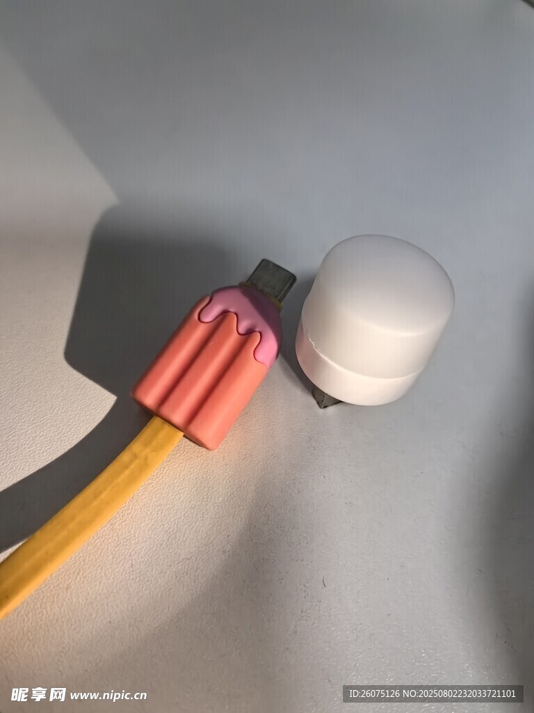 彩色充电线与白色小夜灯
