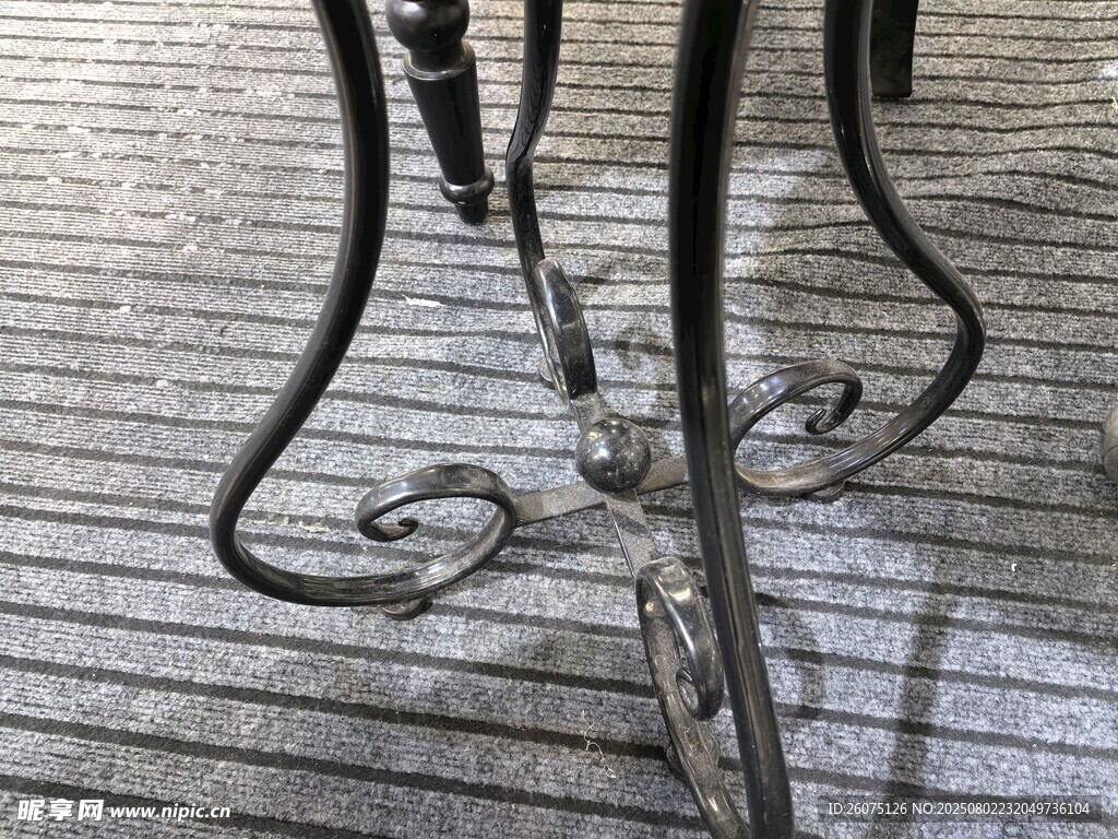 铁艺桌脚细节展示