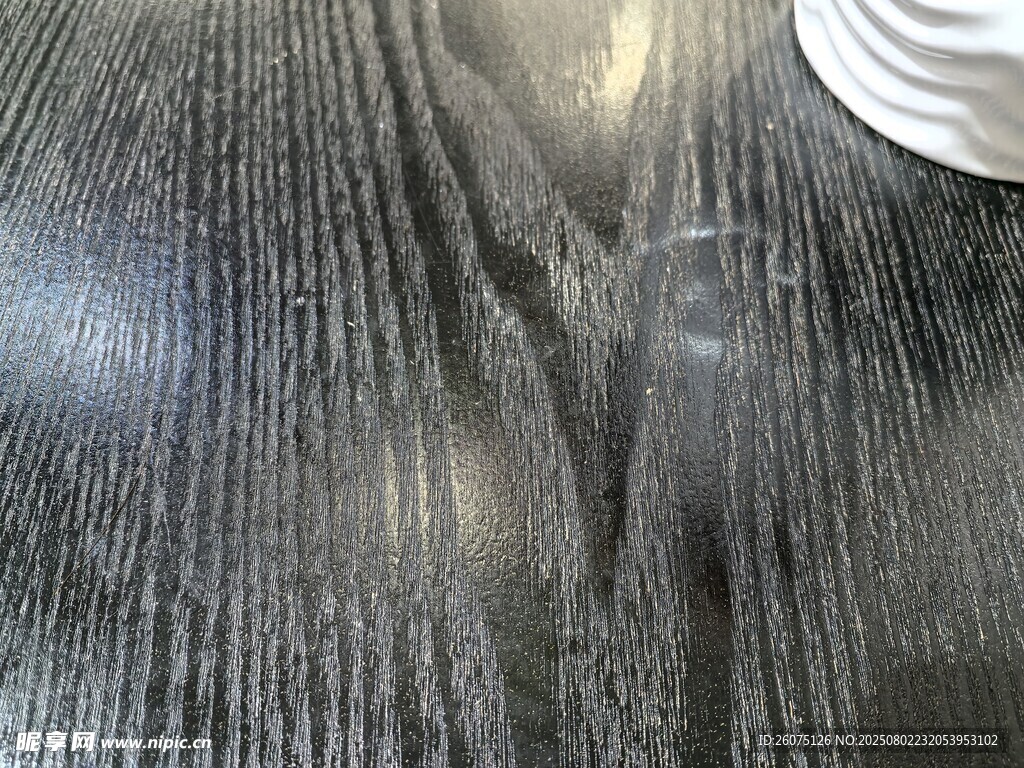 深色木纹桌面纹理特写
