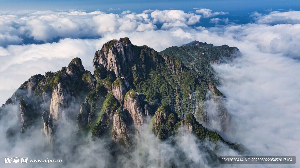 云海环绕的壮丽山峰