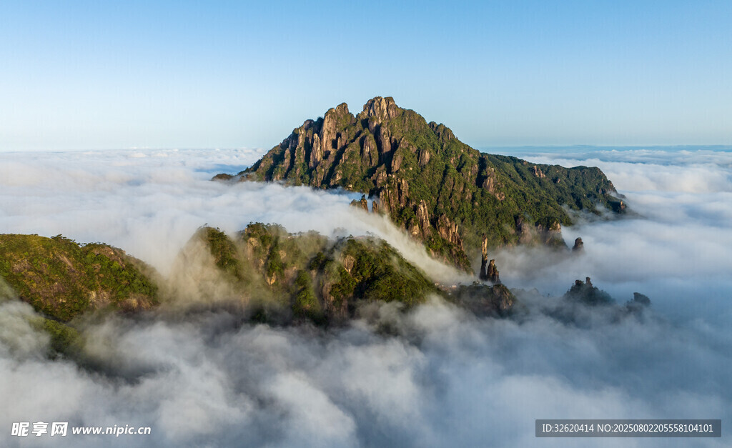 云海中的巍峨山峰