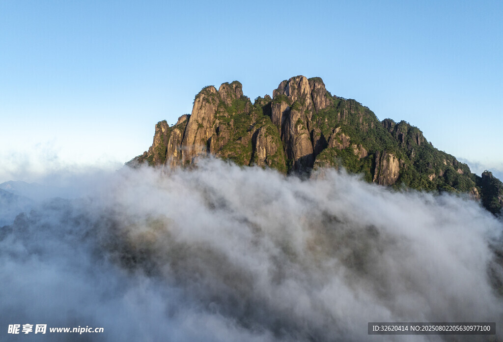 云海中的巍峨山峰