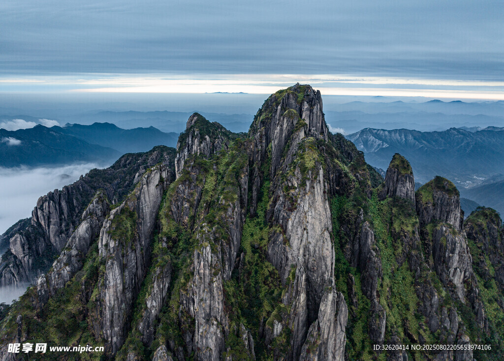 巍峨山峰云雾间壮丽景色