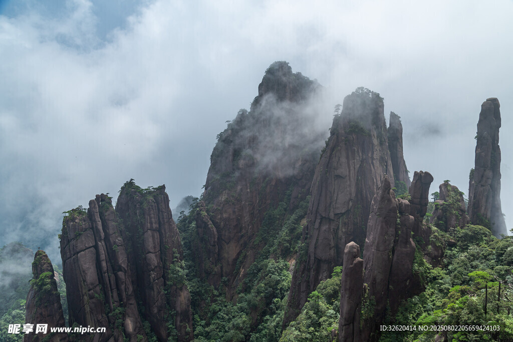 云雾缭绕的奇峻山峰