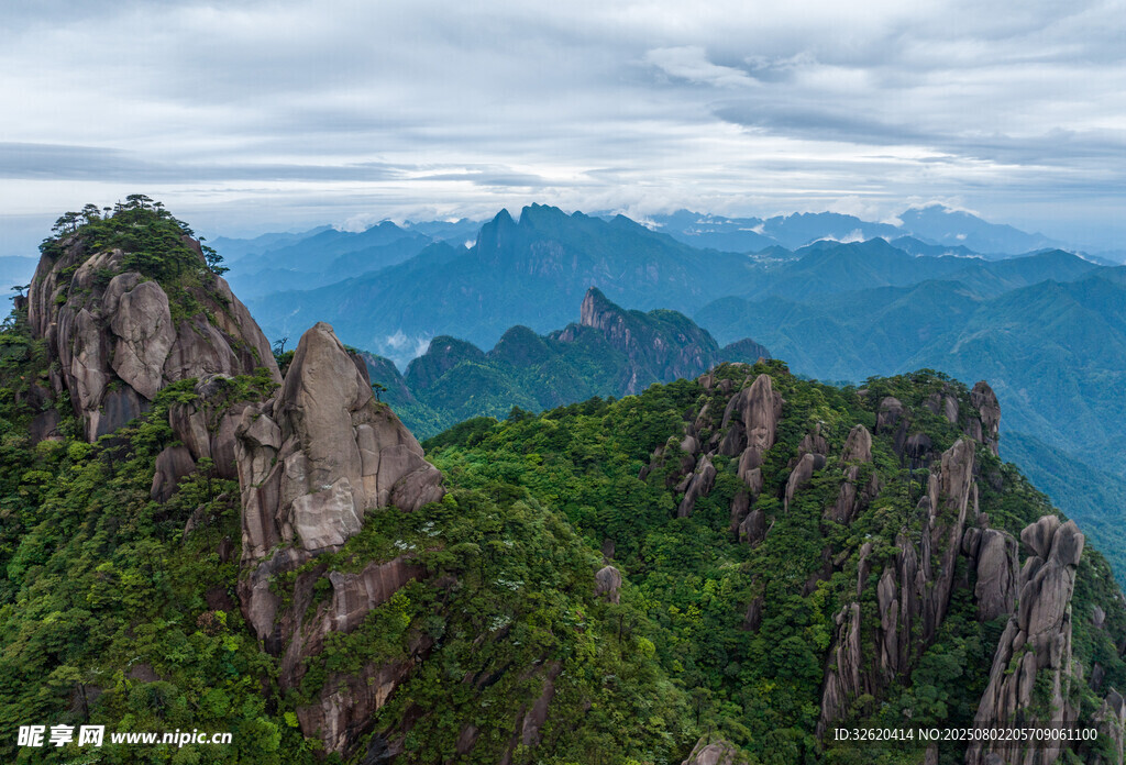 壮丽山峰与葱郁植被景观