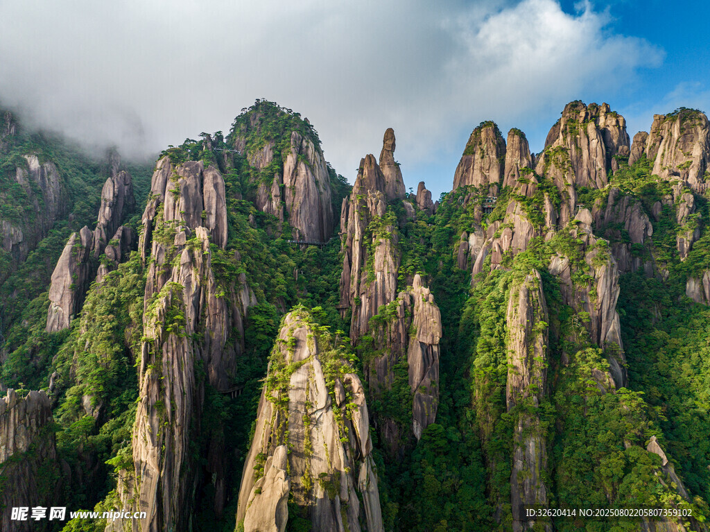壮丽奇崛的山峰景观