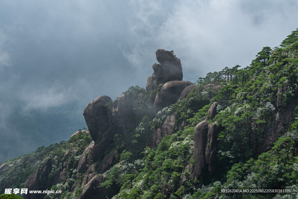 云雾缭绕的嶙峋山峰