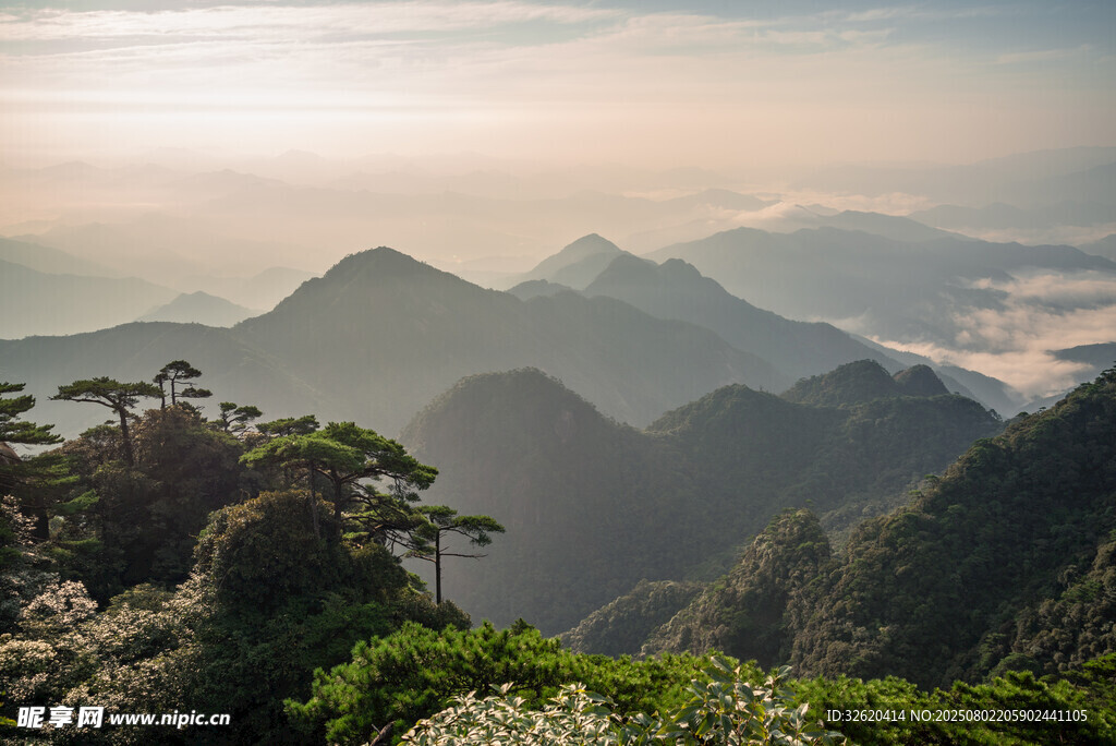 山间晨景 云雾缭绕青山