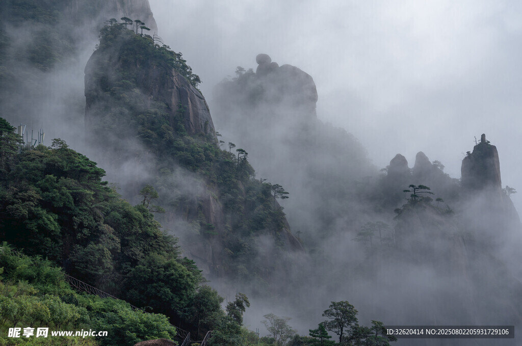 云雾缭绕的壮美山峦景色