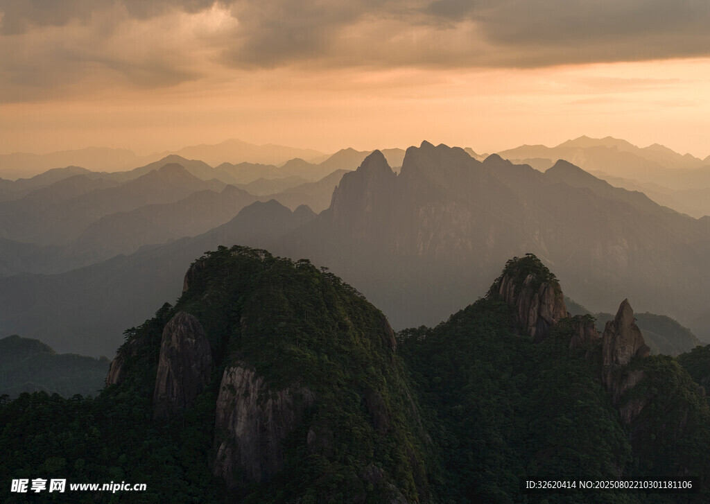 壮丽山峦日落美景