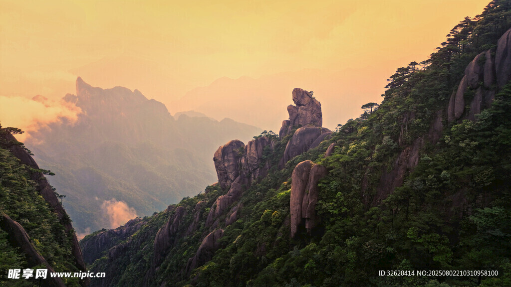 黄山壮美山峦与霞光景观
