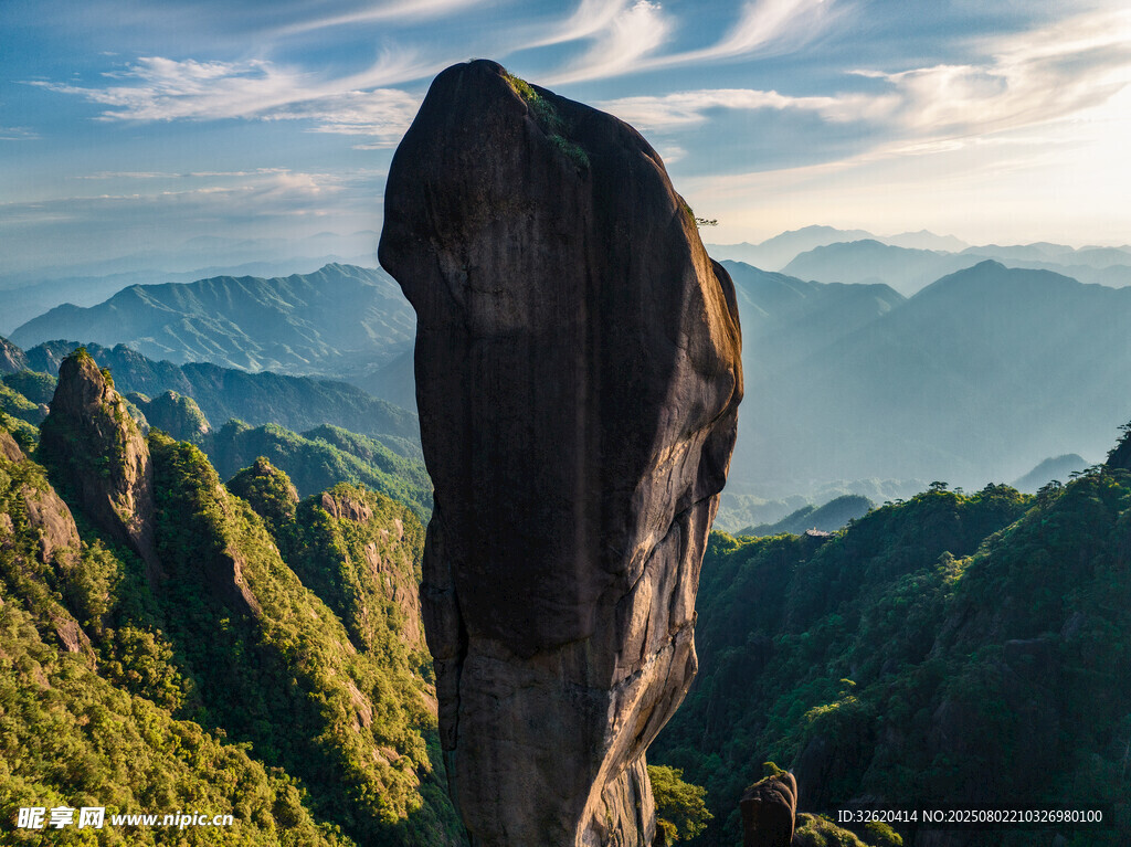 奇峰矗立青山间
