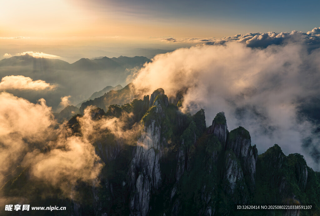 云海环绕的壮丽山峰