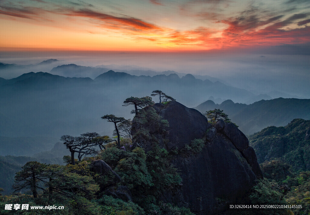 壮丽山巅日出美景