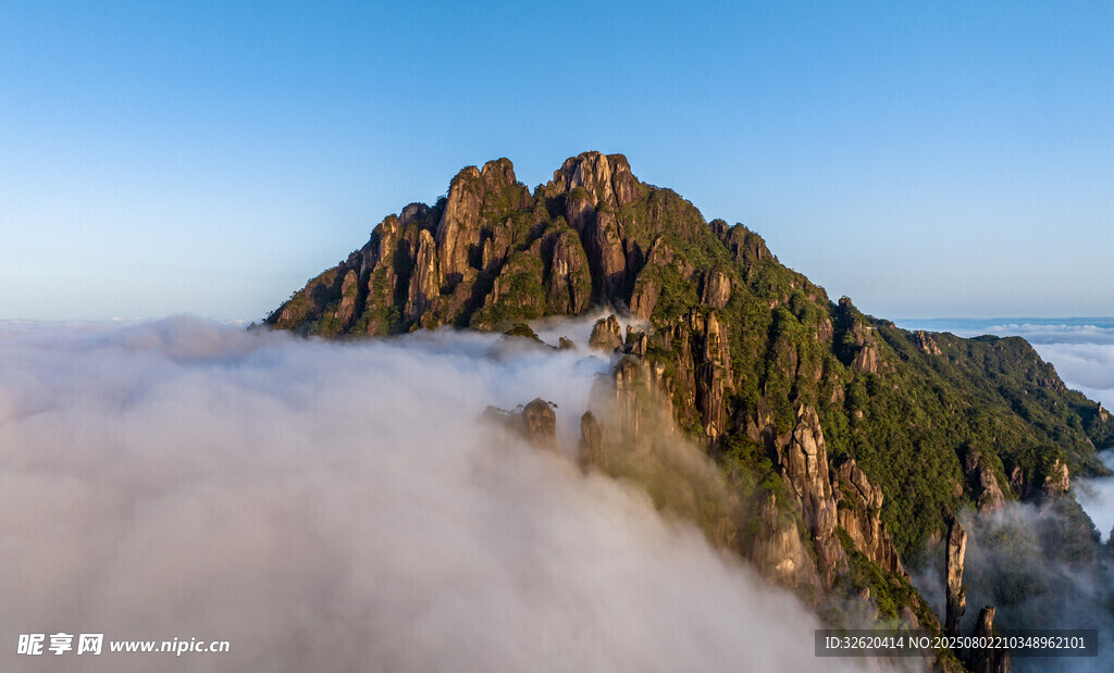 云海环绕的巍峨山峰